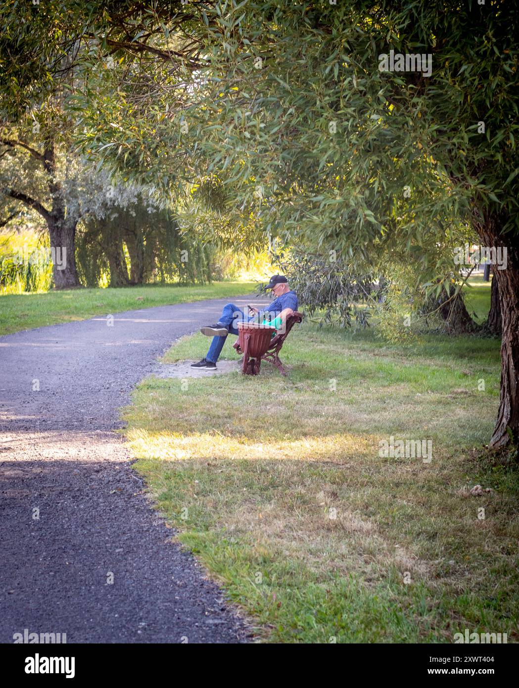 Nesvizh, Weißrussland - 08.08.2024 - Menschen genießen den Tag im Park in ell Know architektonischen Wahrzeichen, Radzwill Castle. Stockfoto