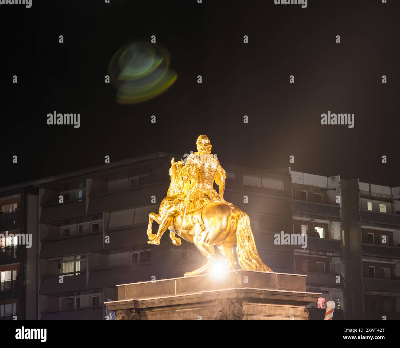 Goldene Reiterstatue des sächsischen Kurfürsten und polnischen Königs Augustus dem Starken, beleuchtet bei Nacht auf dem Neustädter Markt, Dresden. Symbolisiert Macht, Führung und historische Bedeutung vor städtischem Hintergrund. Stockfoto