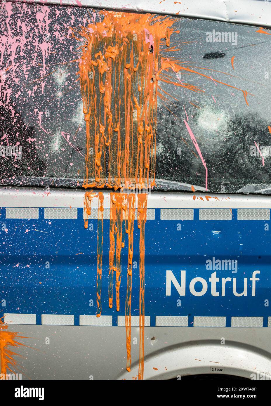 Bild eines Polizeiautos, das nach den Unruhen in Frankfurt mit Farbspritzern verwüstet wurde. Das beschädigte Fahrzeug symbolisiert Unruhen, Umbrüche und gesellschaftliche Konflikte und stellt die Folgen der Unruhen dar. Stockfoto