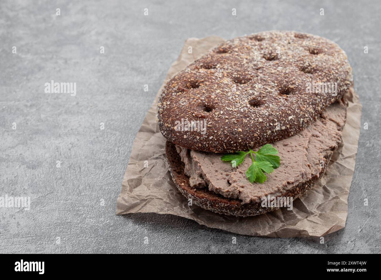 Leberfleischpastete auf Roggenbrot auf grauem Hintergrund Stockfoto Leberfleischpastete auf Roggenbrot auf grauem Hintergrund Stockfoto
