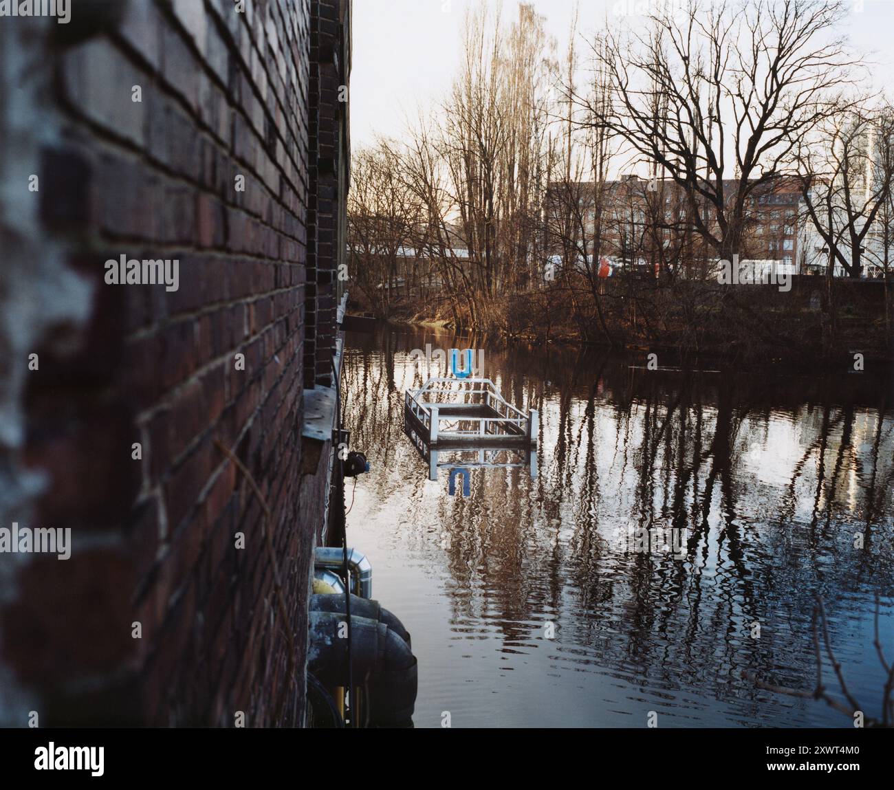 Eine alte, verlassene U-Bahn-Station erscheint im Flutgraben in Berlin unter Wasser. Die Szene ist eine eindrucksvolle Metapher für die Auswirkungen des Klimawandels auf die städtische Infrastruktur und die Umweltprobleme. Stockfoto