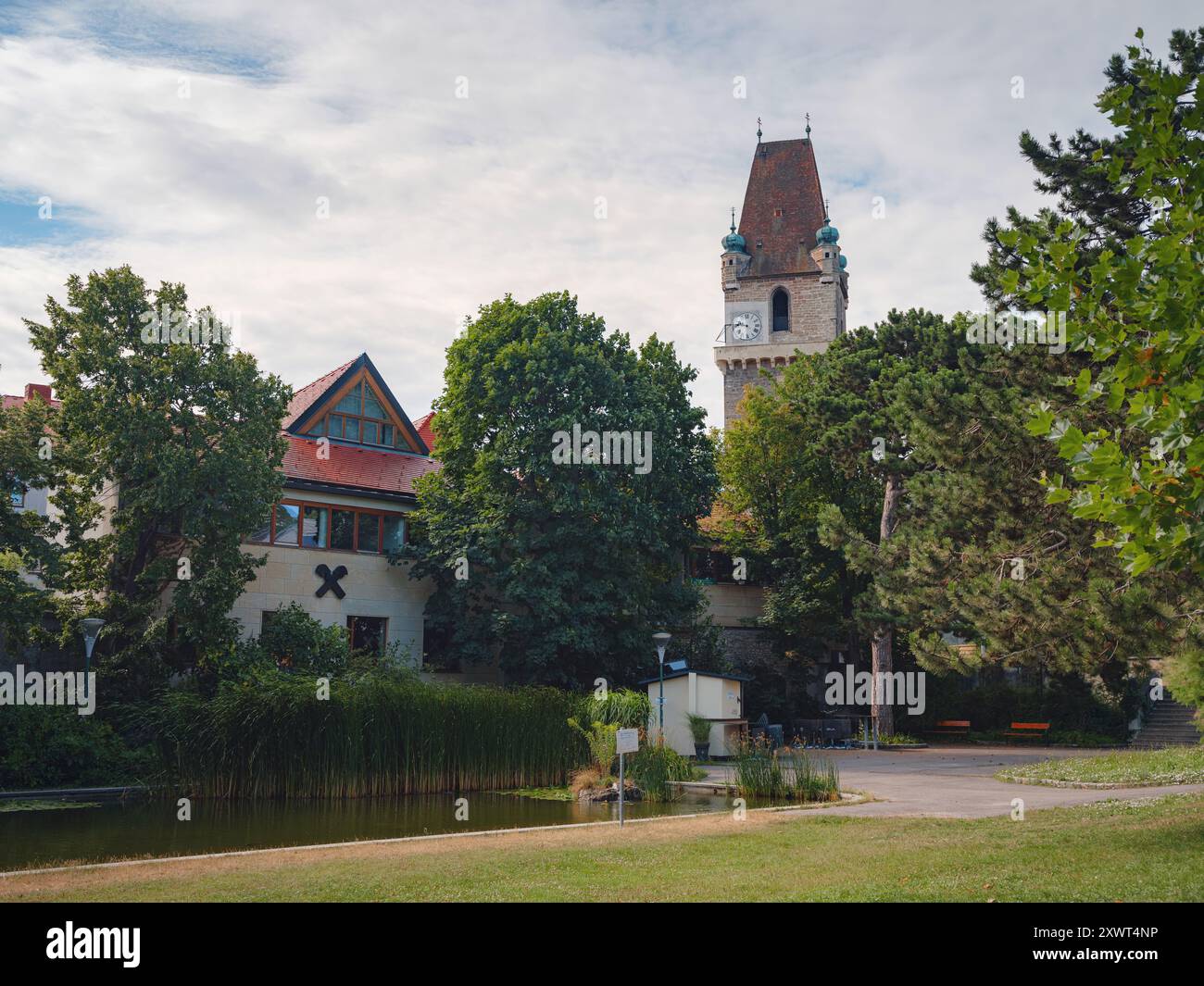 Perchtoldsdorf, Österreich - 22. JULI 2023. Historische Altstadt mit befestigtem Turm, erbaut im 15. Und 16. Jahrhundert. Stadt Perchtoldsdorf, Landkreis Moedling, Niederösterreich. Stockfoto