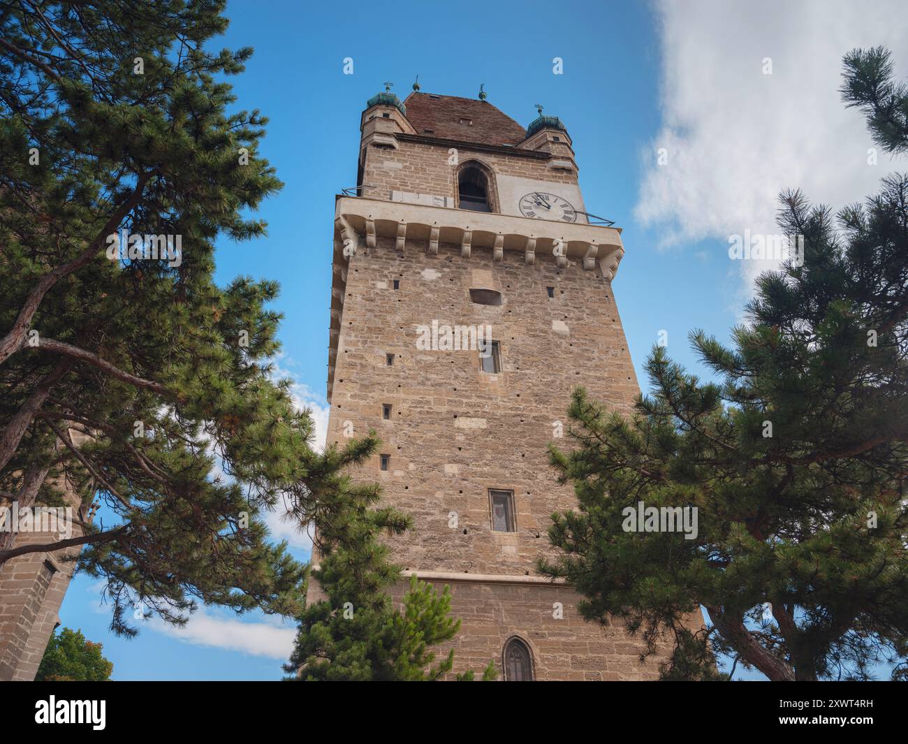 Perchtoldsdorf, Österreich - 22. JULI 2023. Details zur Pfarrkirche hl. Katholische Augustinus-Kirche, erbaut im 15. Und 16. Jahrhundert. Stadt Perchtoldsdorf, Landkreis Moedling, Niederösterreich. Stockfoto