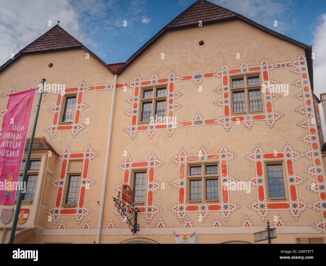 Perchtoldsdorf, Österreich - 22. JULI 2023: Fassade des alten Rathausgebäudes der Altstadt Perchtoldsdorf, Landkreis Moedling, Niederösterreich. Stockfoto