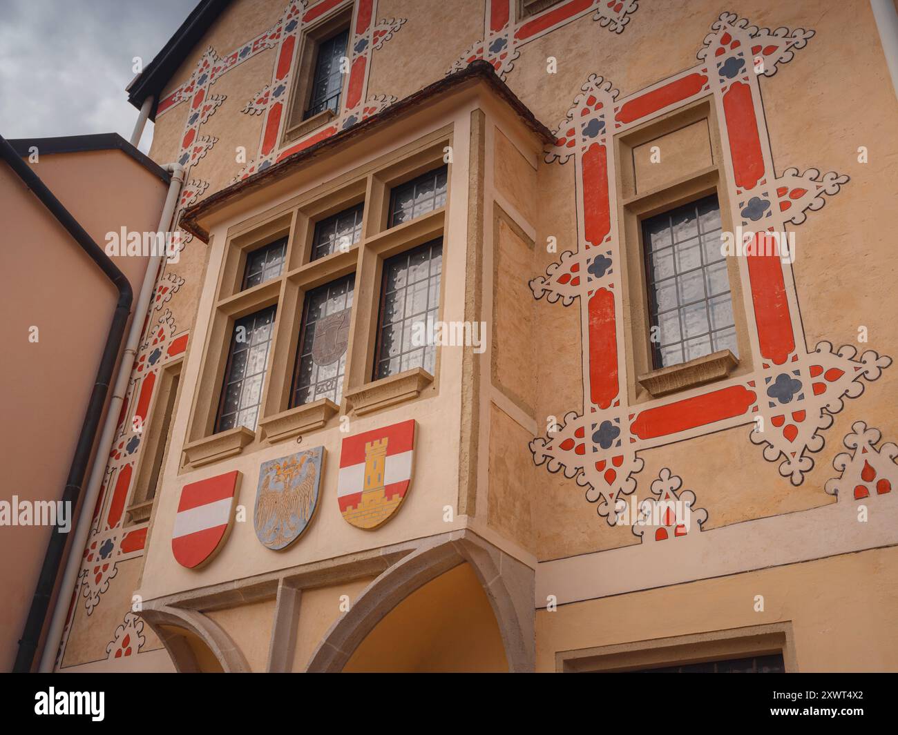 Perchtoldsdorf, Österreich - 22. JULI 2023: Fassade des alten Rathausgebäudes der Altstadt Perchtoldsdorf, Landkreis Moedling, Niederösterreich. Stockfoto