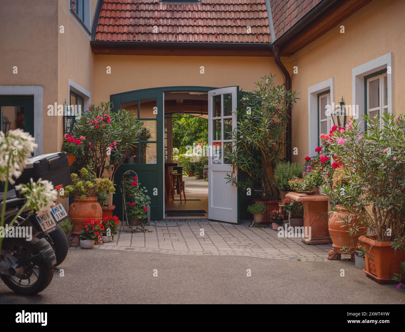 Perchtoldsdorf, Österreich - 22. JULI 2023. Historische Altstadt mit befestigtem Turm, erbaut im 15. Und 16. Jahrhundert. Stadt Perchtoldsdorf, Landkreis Moedling, Niederösterreich. Stockfoto