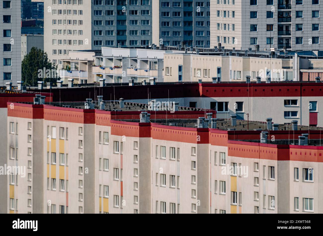 Berlin, Deutschland. August 2024. Deutschland, Berlin, 20. August 2024: Fassadendetails von Berlins mehrstöckigen Wohnhäusern im Osten Berlins. Berlin steht vor einer schweren Mietkrise mit steigenden Kosten und begrenztem bezahlbarem Wohnraum. Die rasche Gentrifizierung und die hohe Nachfrage haben die Preise in die Höhe getrieben und die Bewohner belastet. Trotz Bemühungen wie Mietdeckungen bleibt der Wohnungsmangel in der Stadt bestehen. Quelle: SIPA USA/Alamy Live News Stockfoto