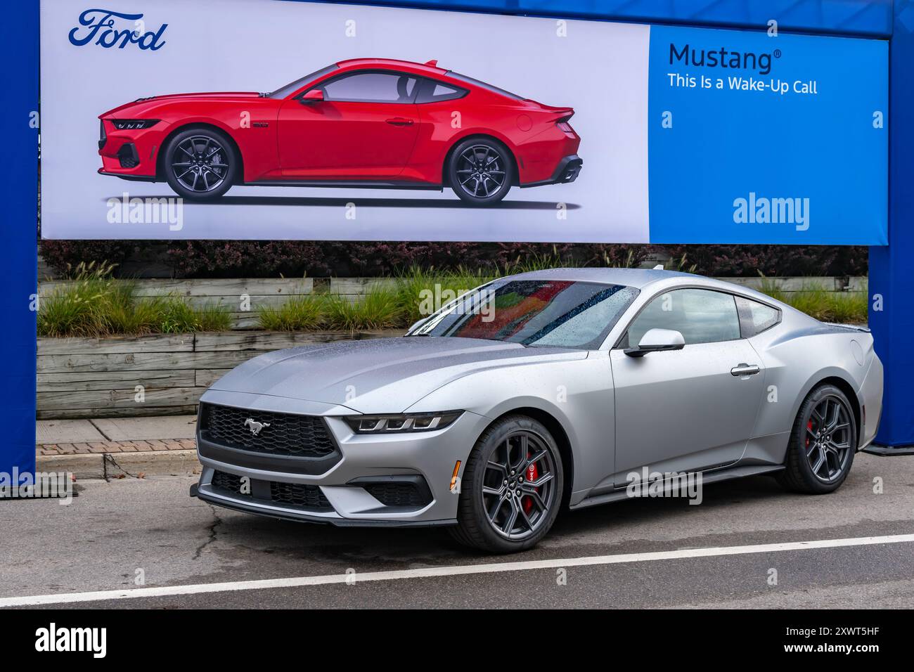 FERNDALE, MI/USA – 16. AUGUST 2024: Ford Mustang Car auf der Ford-Ausstellung auf der Route der Woodward Dream Cruise. Stockfoto
