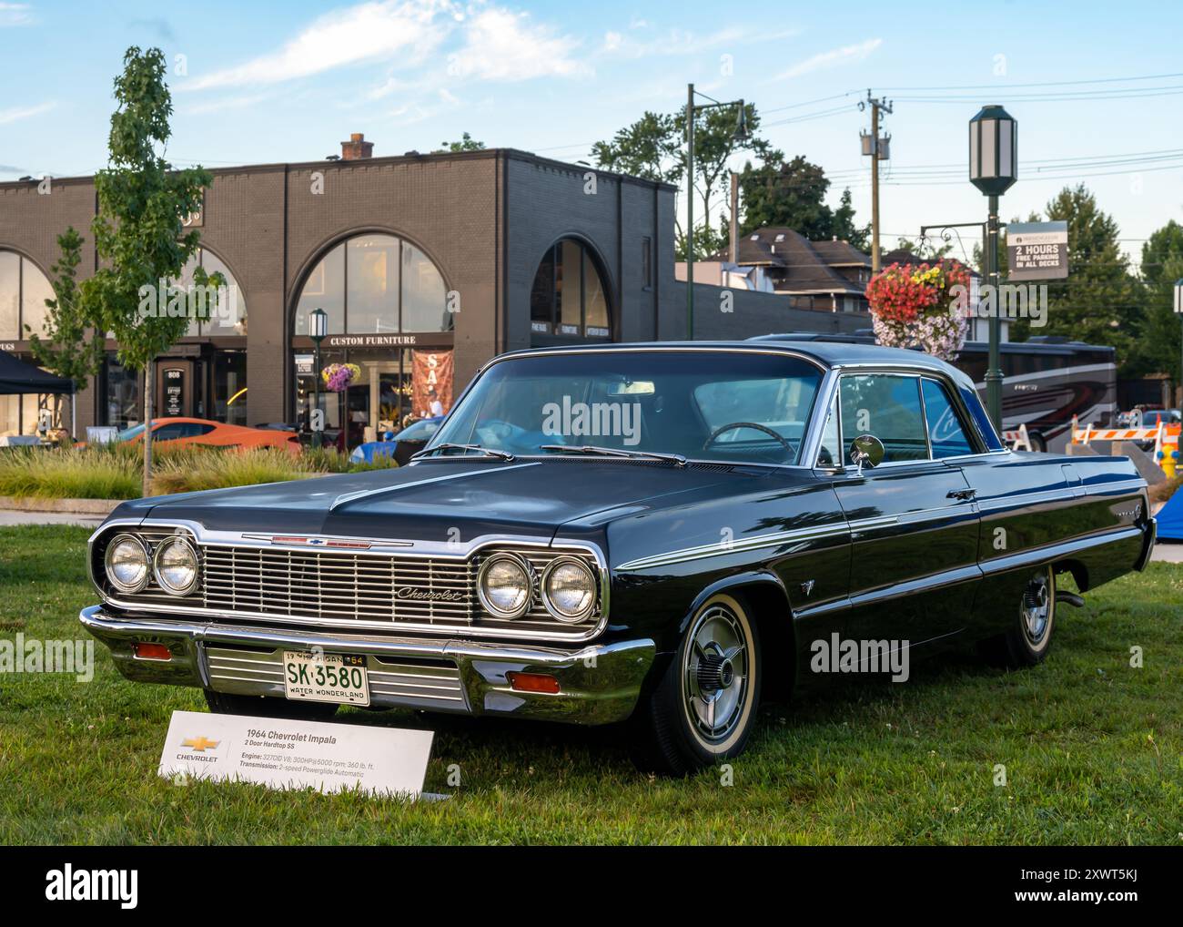 BIRMINGHAM, MI/USA - 17. AUGUST 2024: Ein Auto von Chevrolet Impala aus dem Jahr 1964 in der Chevrolet-Ausstellung, Woodward Dream Cruise, in der Nähe von Detroit, Michigan. Stockfoto