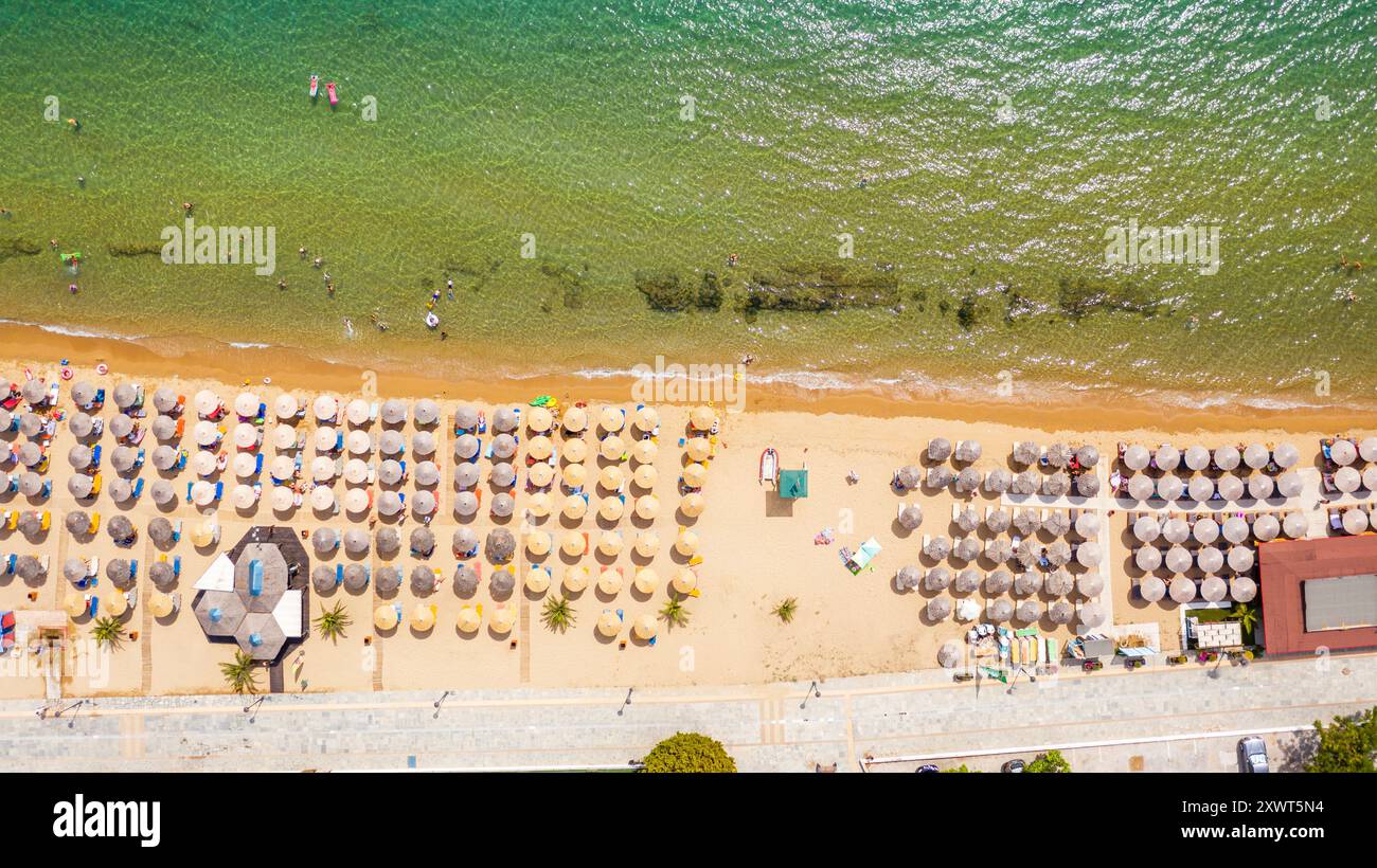 Luftaufnahme von Flying Drone von Menschen Menge Erholung am Strand in Griechenland. Stockfoto