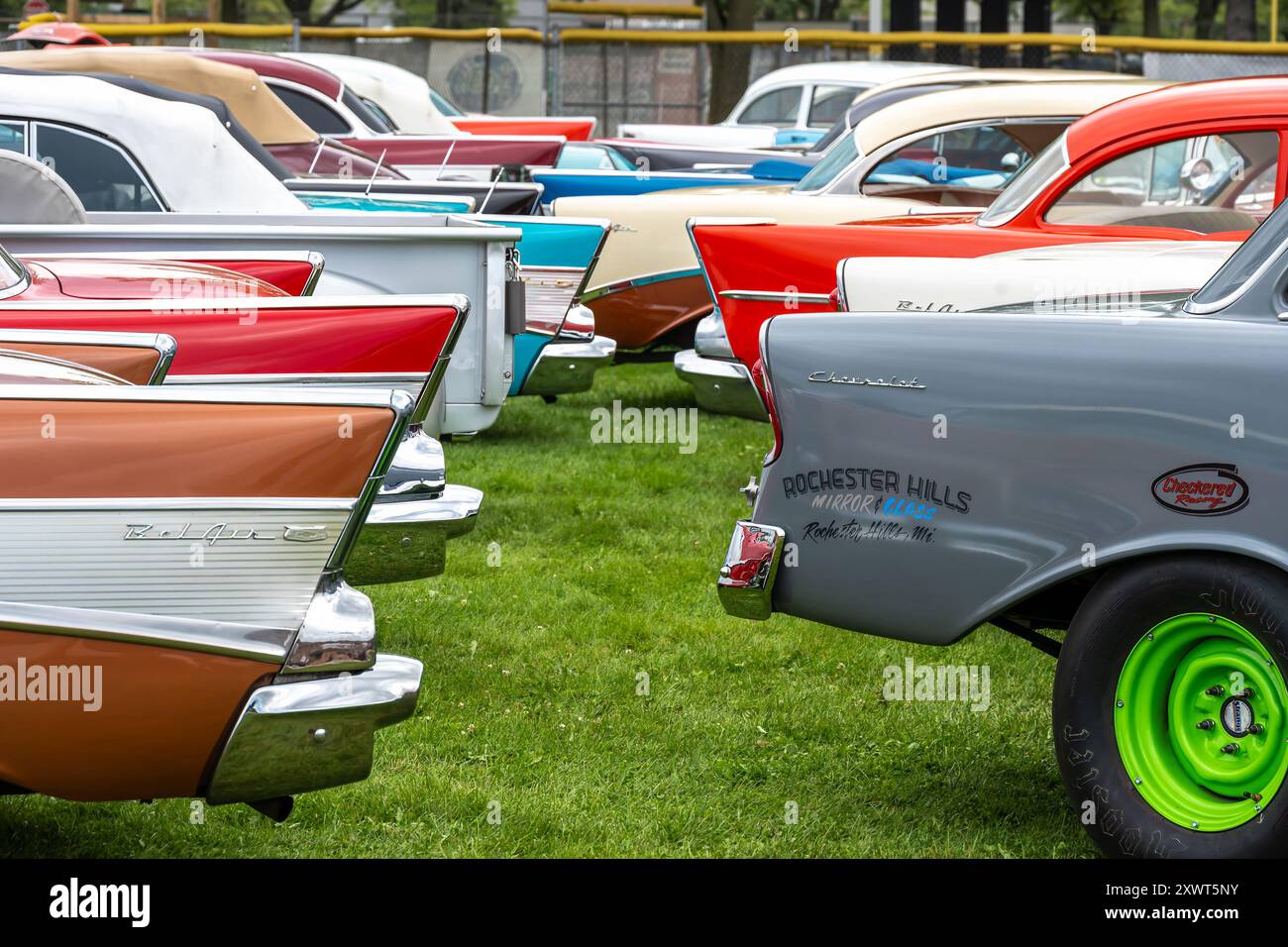 ROYAL OAK, MI/USA - 17. AUGUST 2024: Nahaufnahme mehrerer Autos, inc Chevrolet Bel Air, mit Heckflossen und Chrom-Kotflügeln, Woodward Dream Cruise. Stockfoto