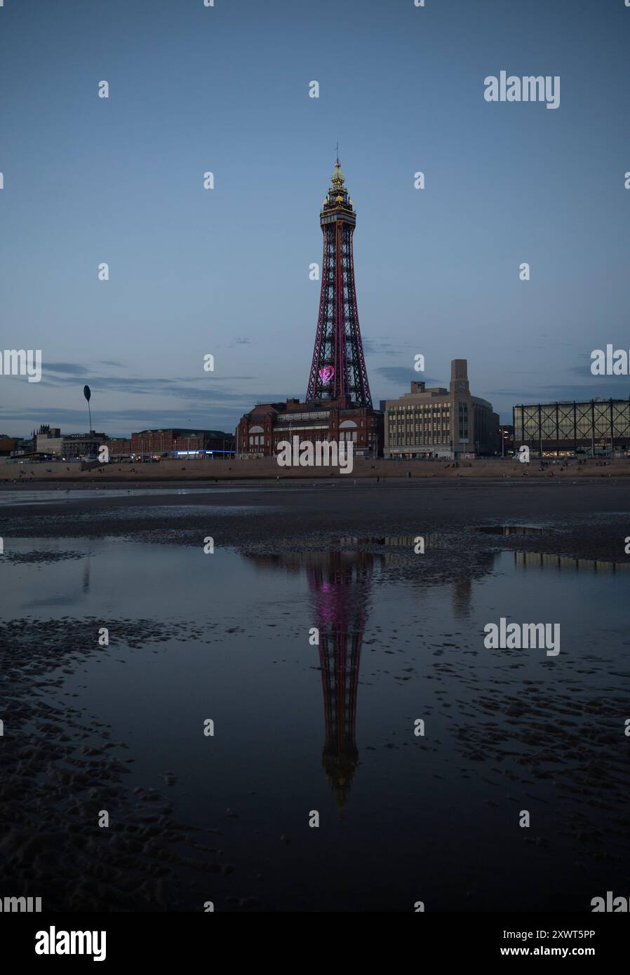 Blackpool Tower am Abend, Blick vom Blackpool Beach, August 2024. Stockfoto