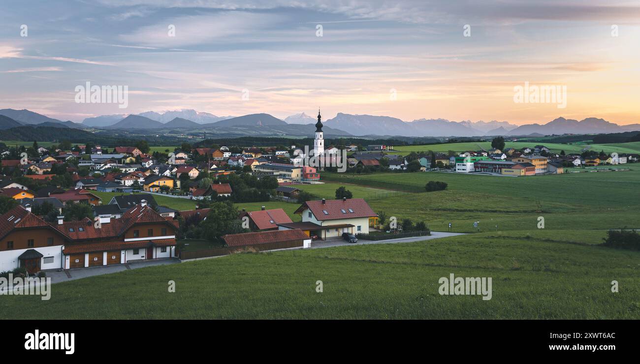 Typisch österreichische Sommerlandschaft bei Sonnenuntergang, Upperaustrien - Salzburg, Österreich Stockfoto