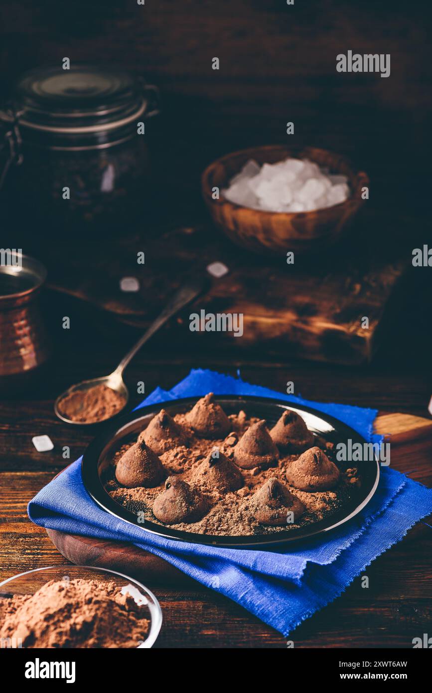 Hausgemachte Trüffel mit dunkler Schokolade auf Metall Fach Stockfoto