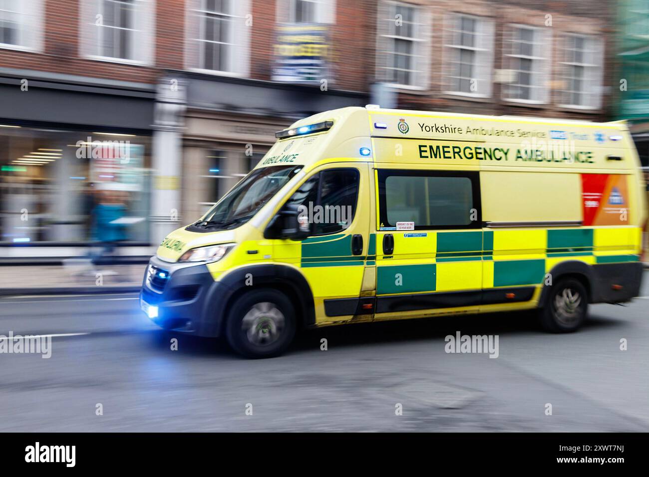 Schwenkaufnahme eines Notarztwagens auf einem Shout yorkshire-Krankenwagen, verschwommener Hintergrund Stockfoto