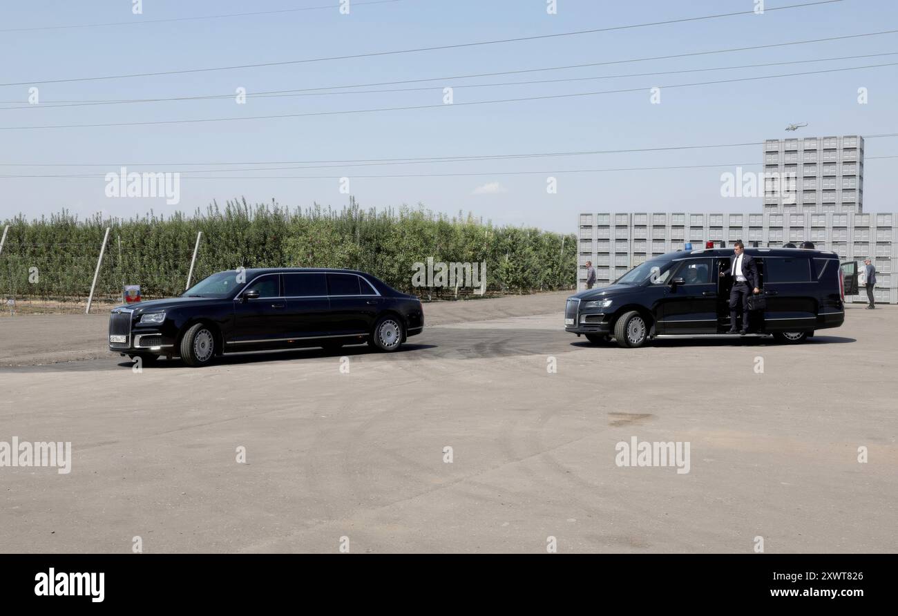 Germenchik, Russland. August 2024. Die Limousine des Aurus-Senats mit dem russischen Präsidenten Wladimir Putin kommt am 20. August 2024 in Germenchik, Kabardino-Balkaria, Russland an. Quelle: Gavriil Grigorov/Kreml Pool/Alamy Live News Stockfoto