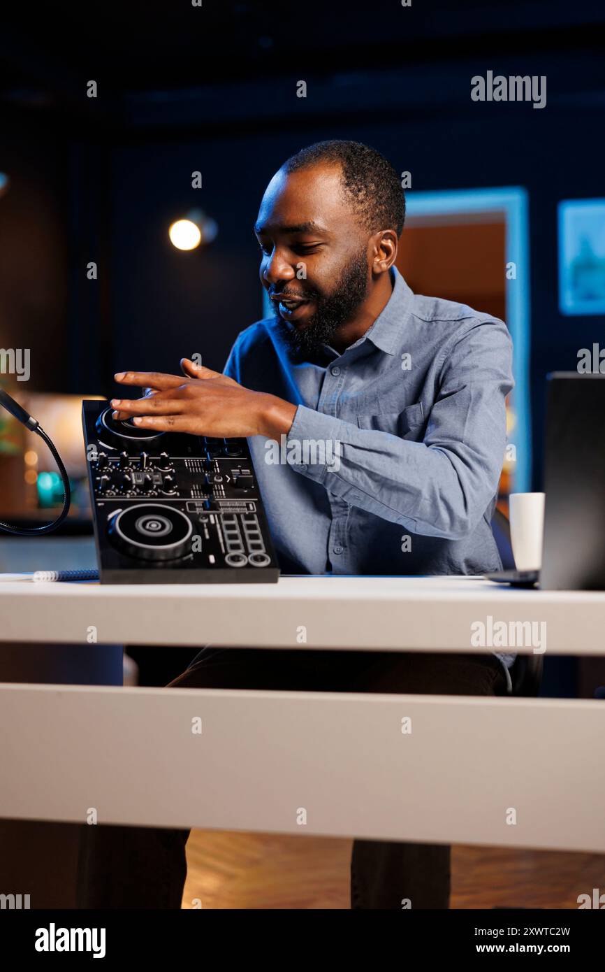 Content Creator macht Werbegeschenke für seine Online-Kanal-Abonnenten und bietet DJ-Controller-Geräte für treueste Fans an. Medienstar schenkt den Zuschauern gern einen professionellen Soundmixer, der beim Wettbewerb mitmacht Stockfoto