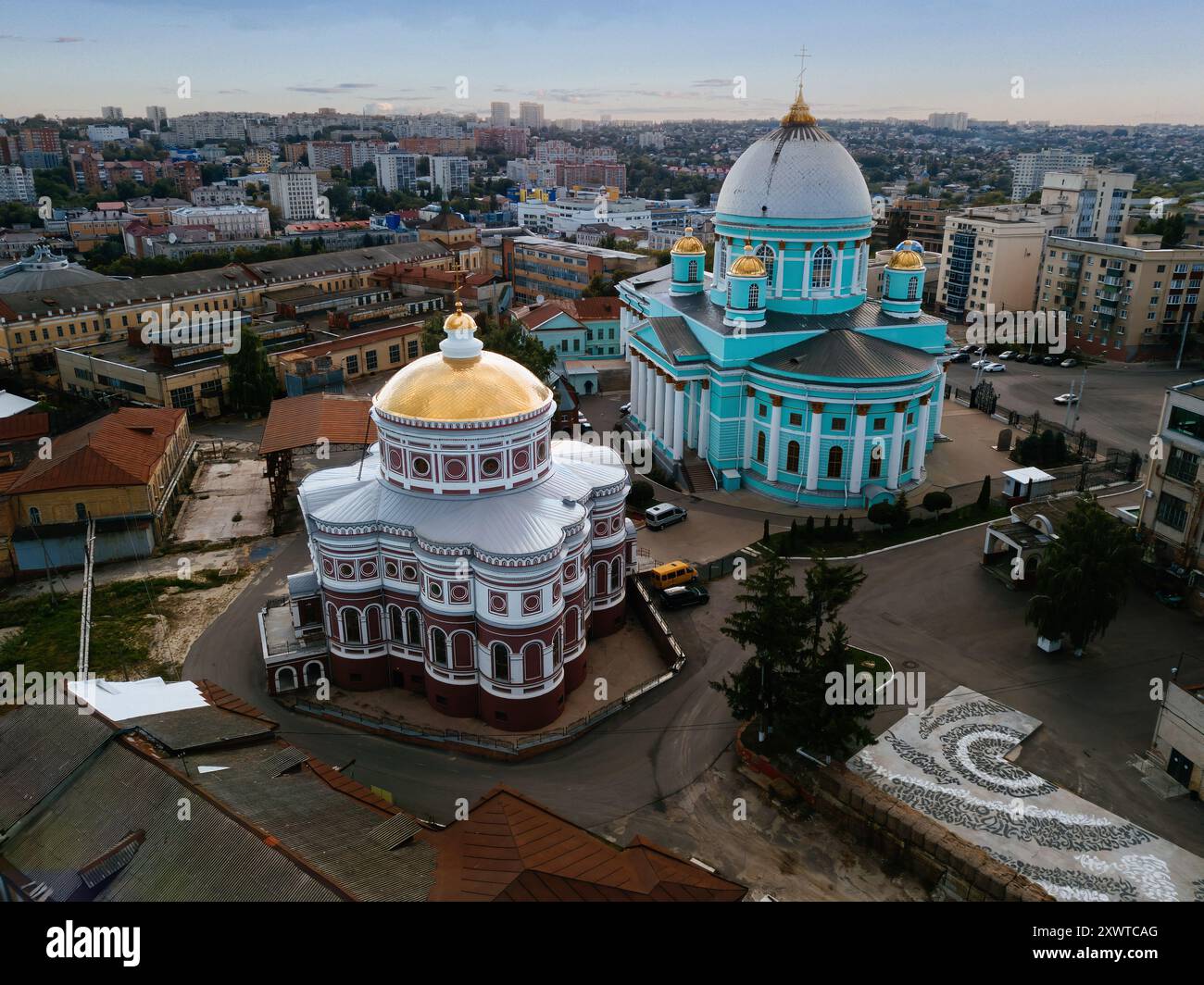 Abendsommer Kursk, Znamensky Kathedrale und Auferstehungskirche, Luftdrohne Ansicht. Stockfoto