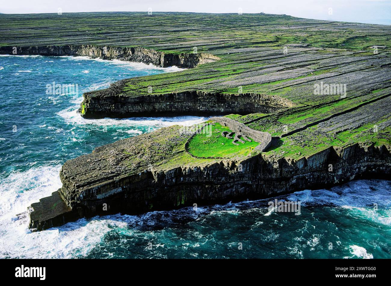 Dun Duchathair alten keltischen Steinkastell auf Kalksteinklippen von Inishmore, der größten der Aran-Inseln, County Galway, Irland. Stockfoto