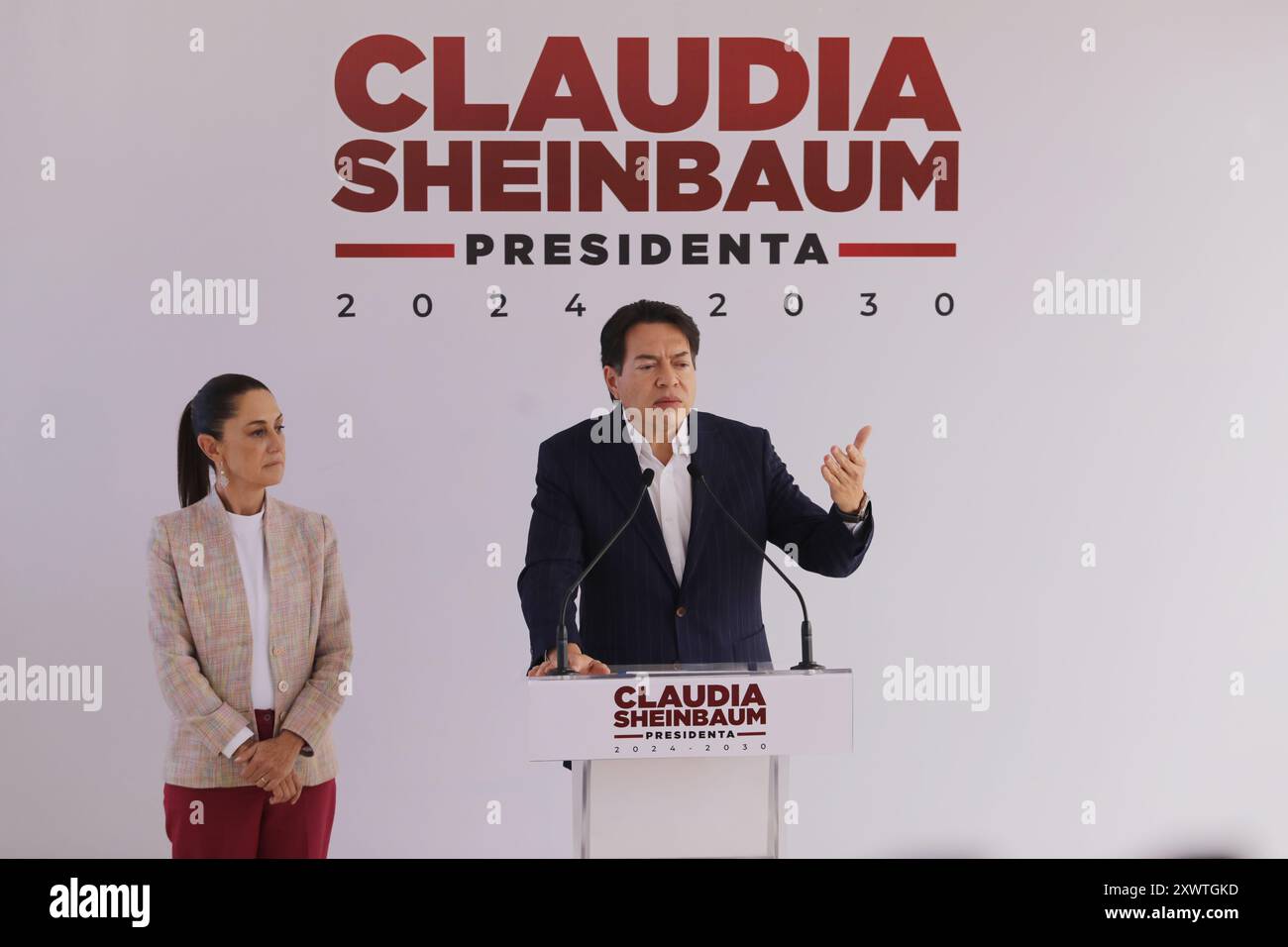 Mexiko-Stadt, Mexiko. August 2024. Mario Delgado sprach während einer Briefing-Konferenz, begleitet von der neuen Präsidentin Mexikos, Claudia Sheinbaum Pardo, nachdem er als Wahlprozess für den neuen Präsidenten von Morena angekündigt hatte, vor der Änderung des Sexennium. Am 20. August 2024 in Mexiko-Stadt. (Foto: Ian Robles/ Credit: Eyepix Group/Alamy Live News Stockfoto