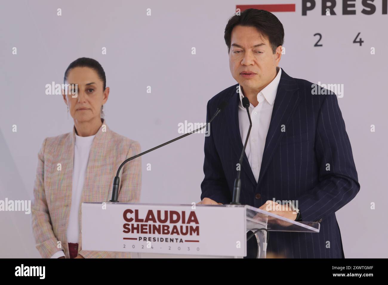 Mexiko-Stadt, Mexiko. August 2024. Mario Delgado sprach während einer Briefing-Konferenz, begleitet von der neuen Präsidentin Mexikos, Claudia Sheinbaum Pardo, nachdem er als Wahlprozess für den neuen Präsidenten von Morena angekündigt hatte, vor der Änderung des Sexennium. Am 20. August 2024 in Mexiko-Stadt. (Foto: Ian Robles/ Credit: Eyepix Group/Alamy Live News Stockfoto