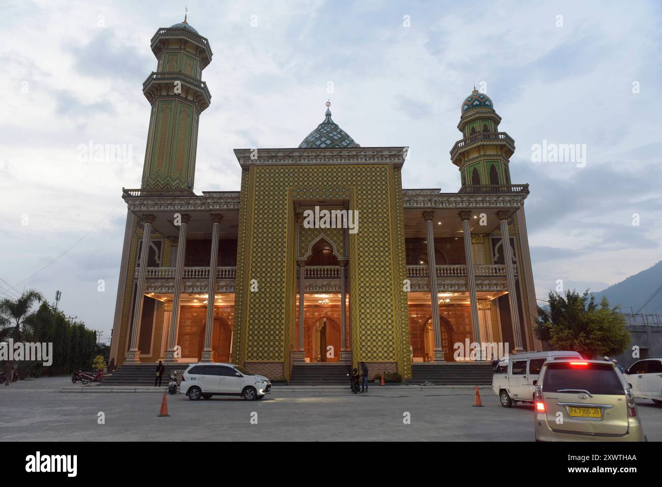 An der Hauptstraße durch Sentani steht die repräsentative Al-Aksa Moschee. Sie tragen den Namen der berühmten Al-Aksa-Moschee in Jerusalem. Bei den Verhandlungen zwischen der mehrheitlich christlichen Nachbarschaft und der muslimischen Gemeinde wurde vereinbart, dass das Minarett der Moschee nicht höher sein darf als die Türme der unmittelbar in der Nähe liegenden katholischen und evangelischen Kirchen. Doch das Minarett wuchs und wuchs und bald war deutlich, dass es die Kirchtürme überragte. Es handelte sich um einen Vertragsbruch und gleichzeitig Vertrauensbruch der muslimischen Gemeinde. Ver Stockfoto