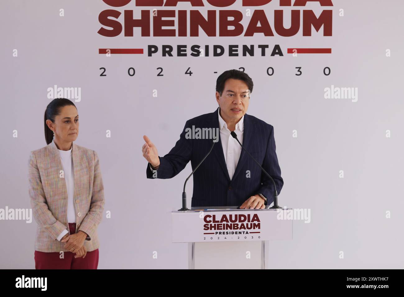 Mexiko-Stadt, Mexiko. August 2024. Mario Delgado sprach während einer Briefing-Konferenz, begleitet von der neuen Präsidentin Mexikos, Claudia Sheinbaum Pardo, nachdem er als Wahlprozess für den neuen Präsidenten von Morena angekündigt hatte, vor der Änderung des Sexennium. Am 20. August 2024 in Mexiko-Stadt. (Foto: Ian Robles/Eyepix Group/SIPA USA) Credit: SIPA USA/Alamy Live News Stockfoto