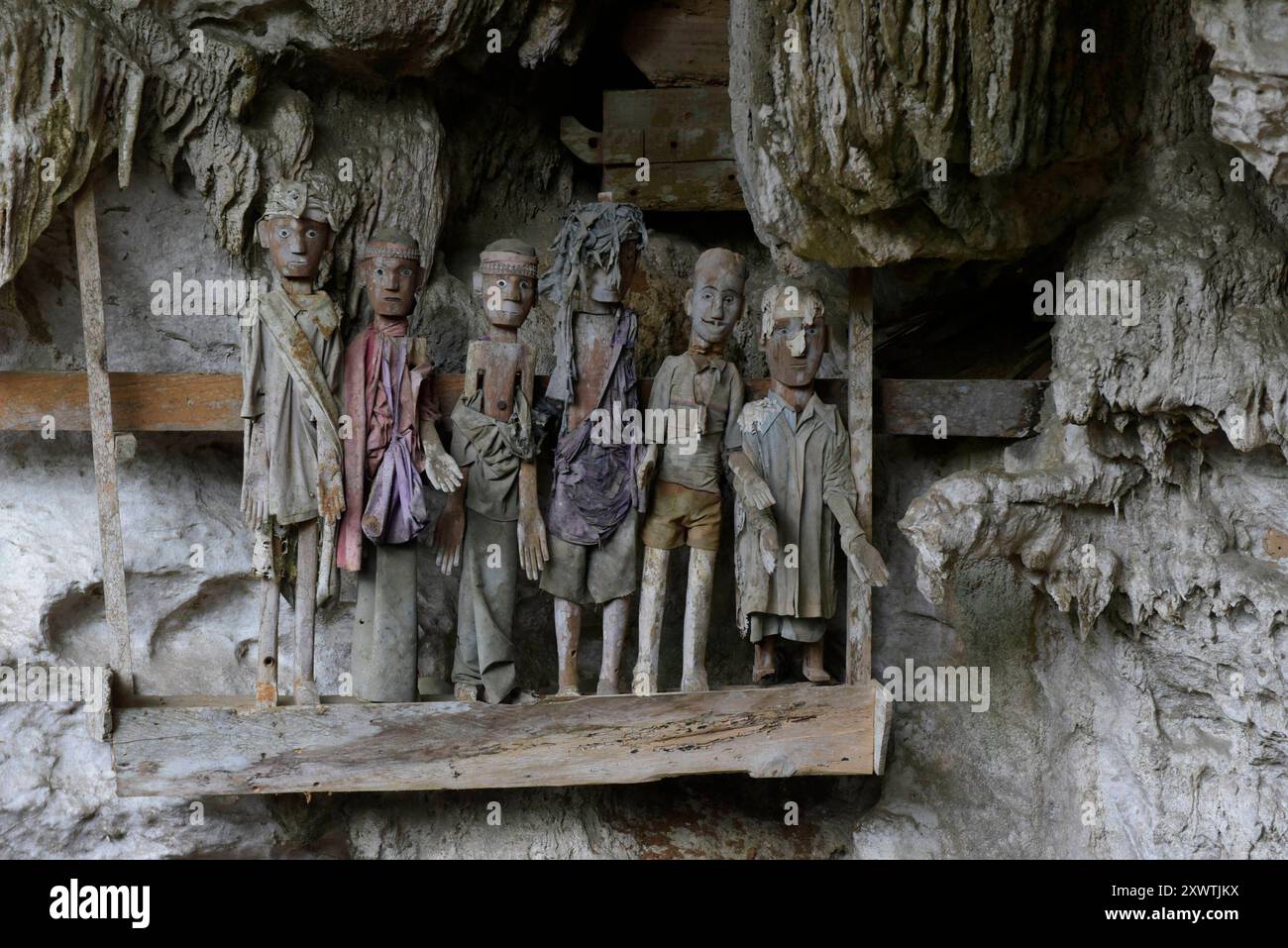 In dieser Höhle wurden schon viele Angehörige der Toraja beerdigt. An den Gräbern werden geschnitzte Holzfiguren aufgestellt, die Verstorbenen symbolisieren. Religion Ihre ursprüngliche Religion bezeichnet man heute als Rituale der Ahnen aluk to dolo. Sie basieren auf den Gegensätzen Leben und Tod, Ost und West, Sonnenaufgang und - untergang. Viele Riten bleiben erhalten, obwohl mit den Holländern auch Missionare kamen. Diese untersagen zum Beispiel alle Bräuche zur Förderung der Fruchtbarkeit, befürworten aber den Totenkult. Das Bestatungsritual aluk rambe matampu gewann dadurch Stockfoto