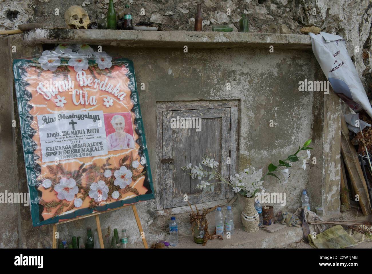 In dieser Höhle wurden schon viele Angehörige der Toraja beerdigt. An einigen Gräbern werden Bilder und Plakate aufgestellt, die Verstorbenen zeigen. Religion Ihre ursprüngliche Religion bezeichnet man heute als Rituale der Ahnen aluk to dolo. Sie basieren auf den Gegensätzen Leben und Tod, Ost und West, Sonnenaufgang und - untergang. Viele Riten bleiben erhalten, obwohl mit den Holländern auch Missionare kamen. Diese untersagen zum Beispiel alle Bräuche zur Förderung der Fruchtbarkeit, befürworten aber den Totenkult. Das Bestatungsritual aluk rambe matampu gewann dadurch in der G Stockfoto