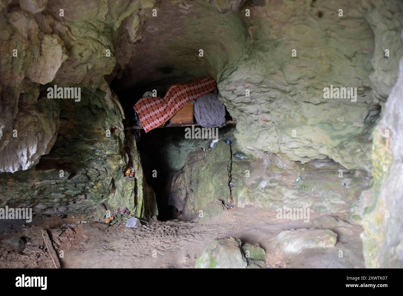 In dieser Höhle sind Verstorbene der Toraja beerdigt. In ihrem Glauben versorgt die Torajas ihre verstorbenen Familienmitglieder mit Getränken und Lebensmitteln. Religion Ihre ursprüngliche Religion bezeichnet man heute als Rituale der Ahnen aluk to dolo. Sie basieren auf den Gegensätzen Leben und Tod, Ost und West, Sonnenaufgang und - untergang. Viele Riten bleiben erhalten, obwohl mit den Holländern auch Missionare kamen. Diese untersagen zum Beispiel alle Bräuche zur Förderung der Fruchtbarkeit, befürworten aber den Totenkult. Das Bestatungsritual aluk rambe matampu gewann dadurch Stockfoto