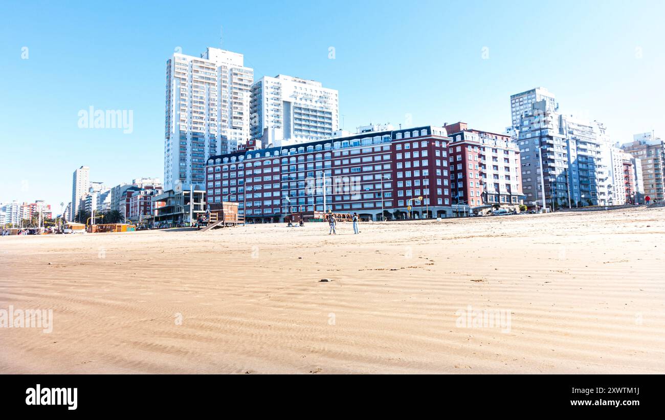 Cityscape Beach und Wolkenkratzer Stockfoto