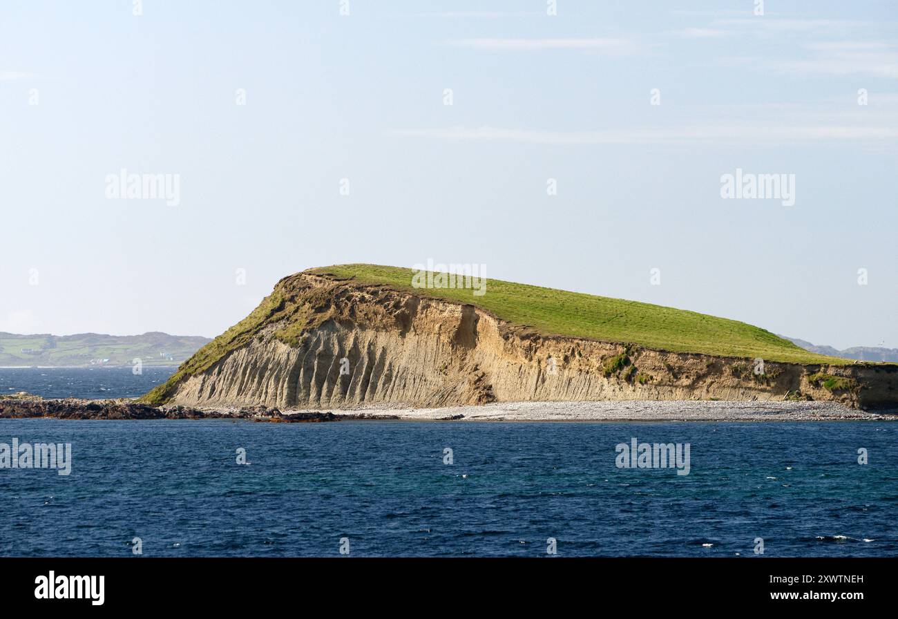 Inish Broon Inishbroon Island westlich von Curragh Beach am Rinvyle Point im Norden von Connemara, Irland. Mit Gully Erosion und Quarz Kieselstrand Stockfoto
