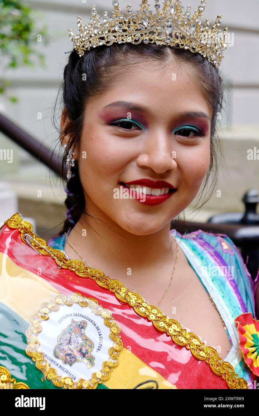 Mitglied einer bolivianischen Tanzgruppe am Whitehall Place nach der Teilnahme an der St. Patricks Day Parade im Zentrum von London. März 2024. Stockfoto