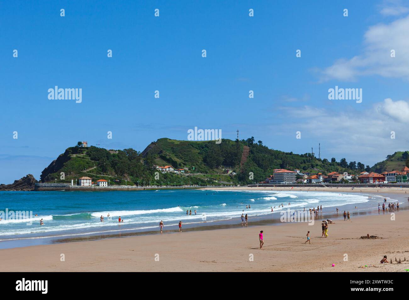 Santa Marina Beach (Playa de Santa Marina) in der malerischen Stadt Ribadesella, mit Blick auf Monte Corberu und La Guia Kapelle, Asturien, Spanien. Stockfoto