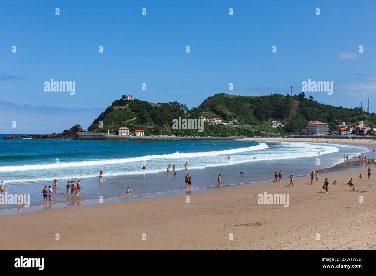 Santa Marina Beach (Playa de Santa Marina) in der malerischen Stadt Ribadesella, mit Blick auf Monte Corberu und La Guia Kapelle, Asturien, Spanien. Stockfoto