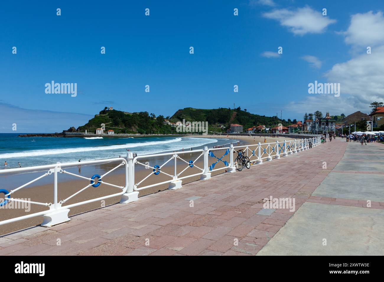 Die Promenade an der Küste an der Santa Marina in der malerischen Stadt Ribadesella in der Region Asturien, Spanien Stockfoto