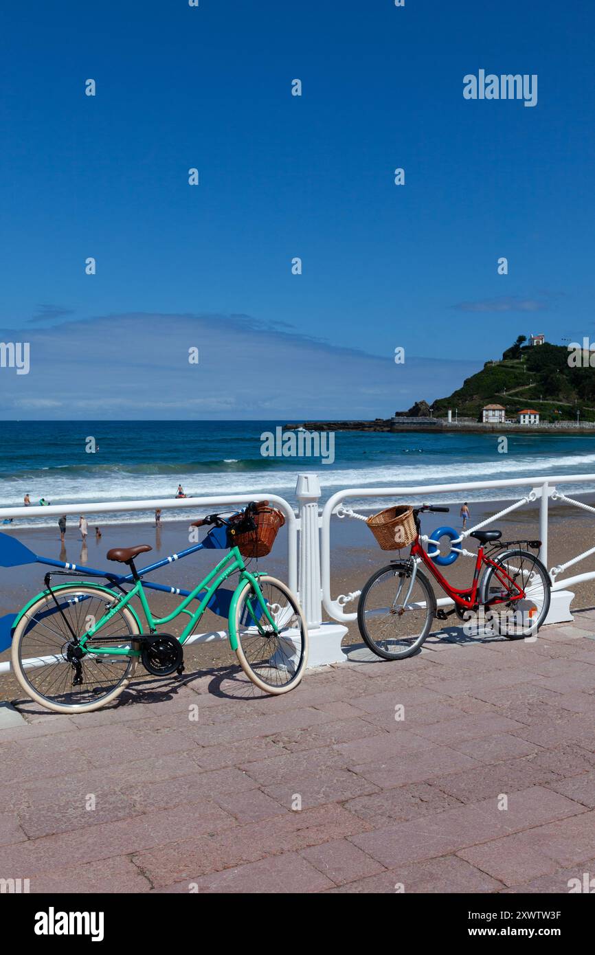 Zwei Oldtimer-Fahrräder an der Küste an der Santa Marina in der malerischen Stadt Ribadesella in der Region Asturien, Spanien Stockfoto