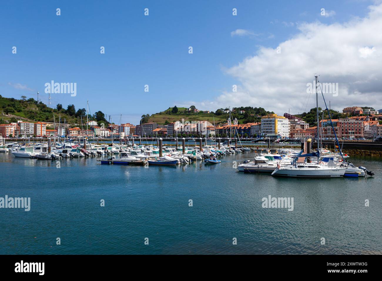 Der Hafen und der Yachthafen der malerischen Stadt Ribadesella in der spanischen Region Asturien Stockfoto