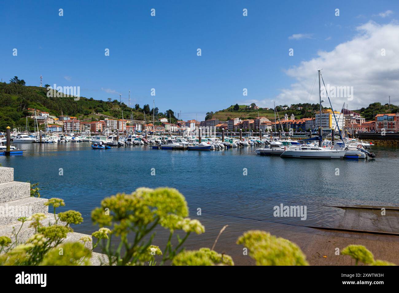 Der Hafen und der Yachthafen der malerischen Stadt Ribadesella in der spanischen Region Asturien Stockfoto
