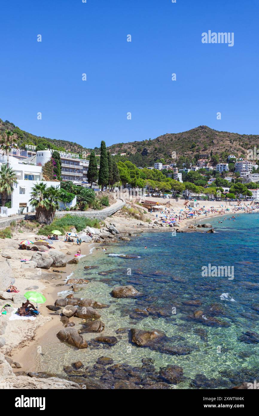 Der wunderschöne Strand von Canyelles Petites (Platja Canyelles Petites) liegt in der Nähe der Stadt Roses an der Costa Brava in Katalonien, Spanien. Stockfoto