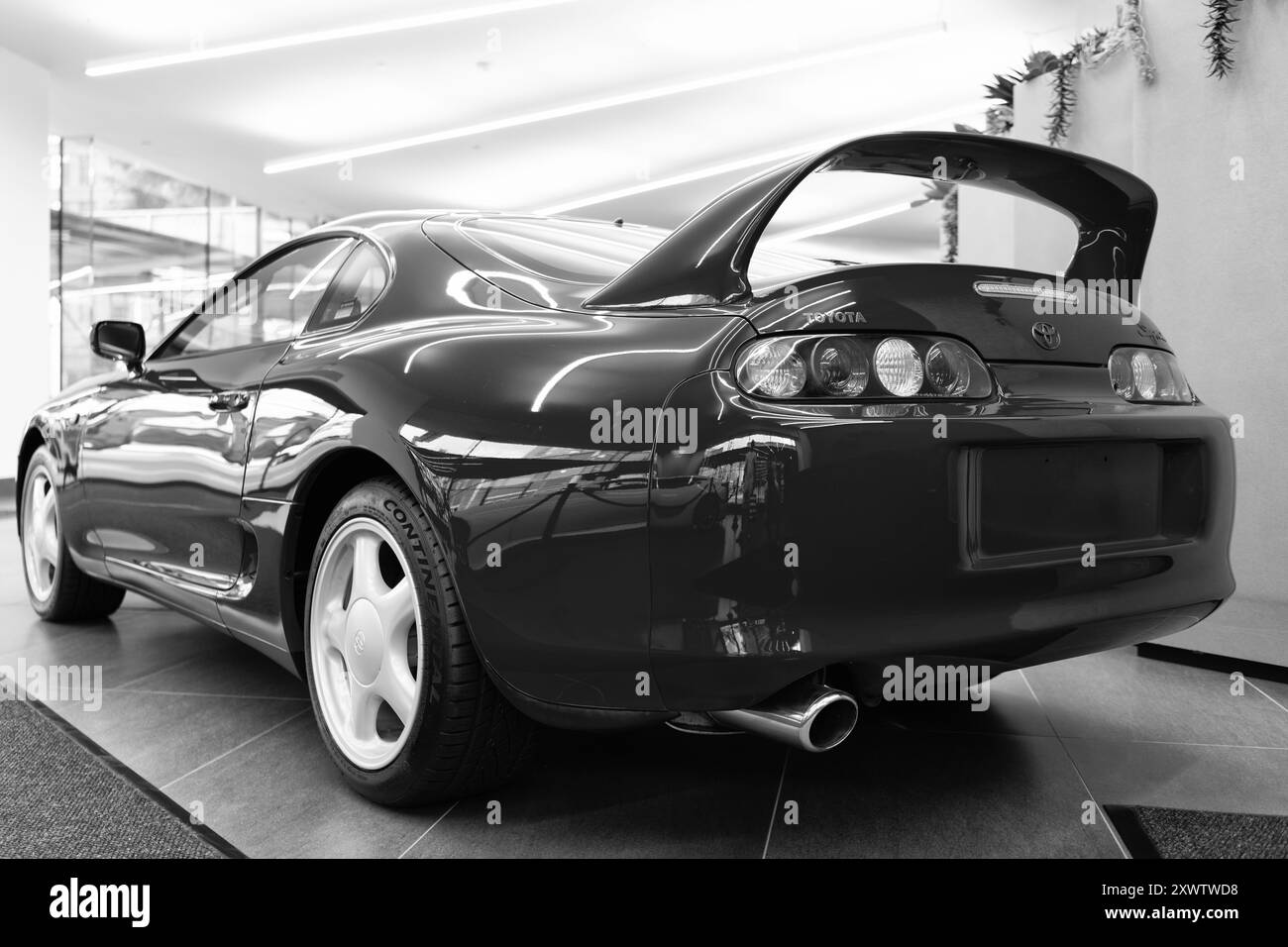 New York City, USA - 23. Juli 2023: toyota supra 1994 Sportwagen rot, Eckansicht hinten. Stockfoto