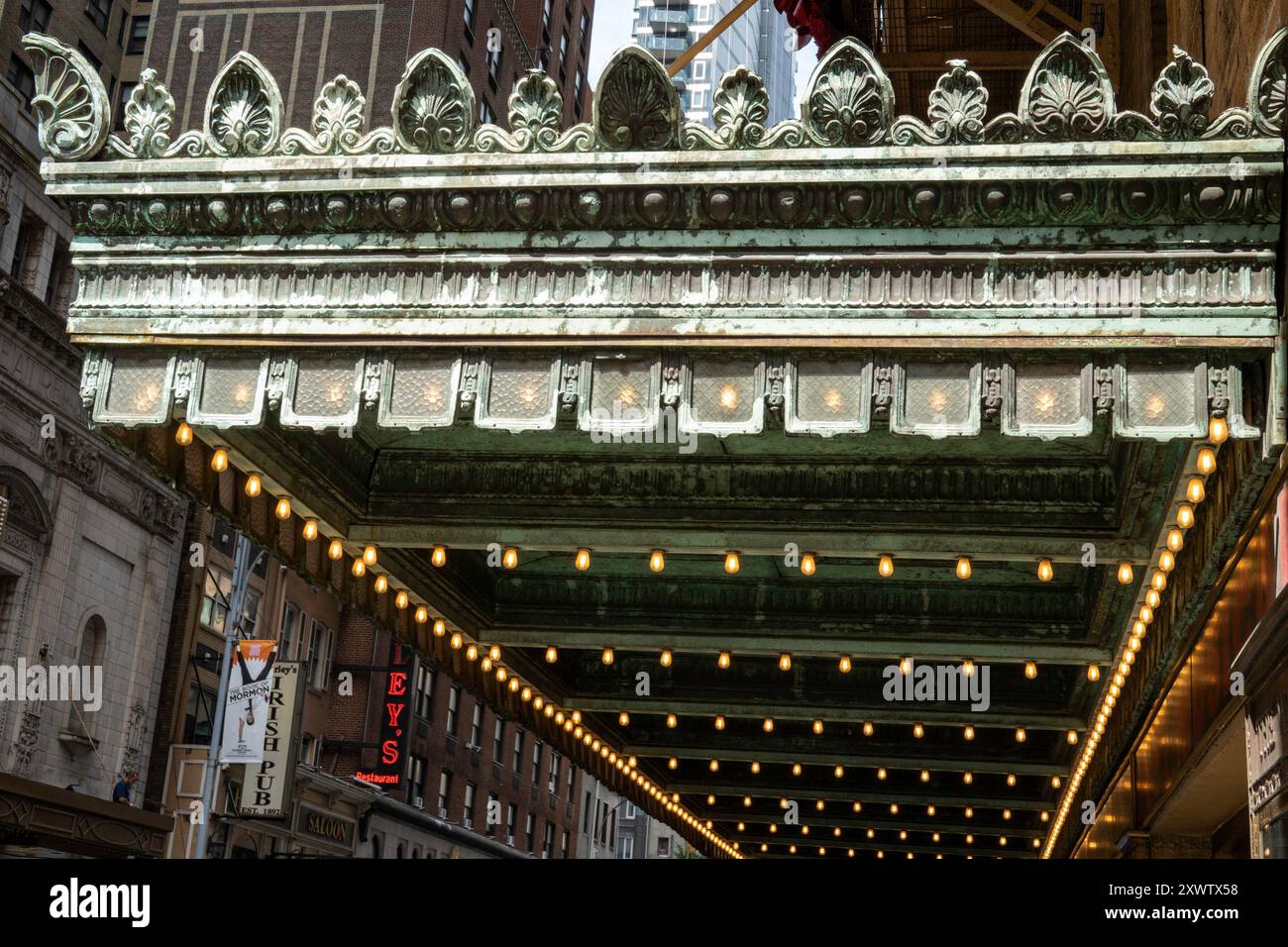 Festzelt am historischen Walter Kerr Broadway Theater in der West 48th Street, 2024, NYC, USA Stockfoto