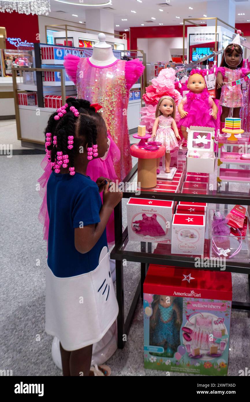 Der American Girl Store im Rockefeller Center ist beliebt, New York City, USA 2024 Stockfoto