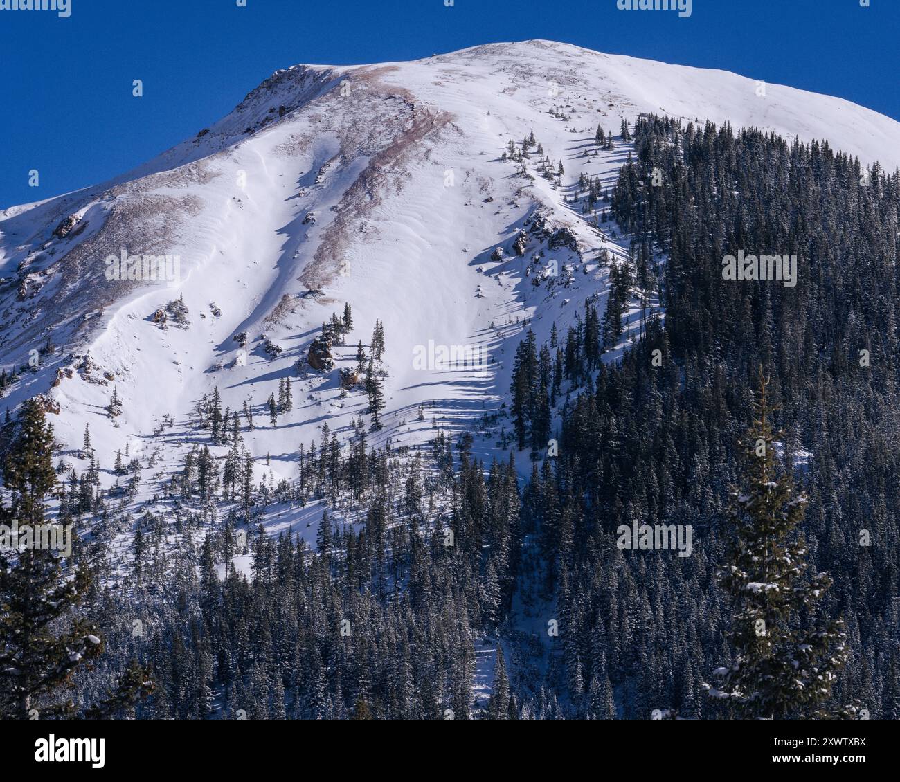 Schneebedeckter Red Mountain, Colorado. Das Foto wurde vom Red Mountain Pass aufgenommen. Stockfoto