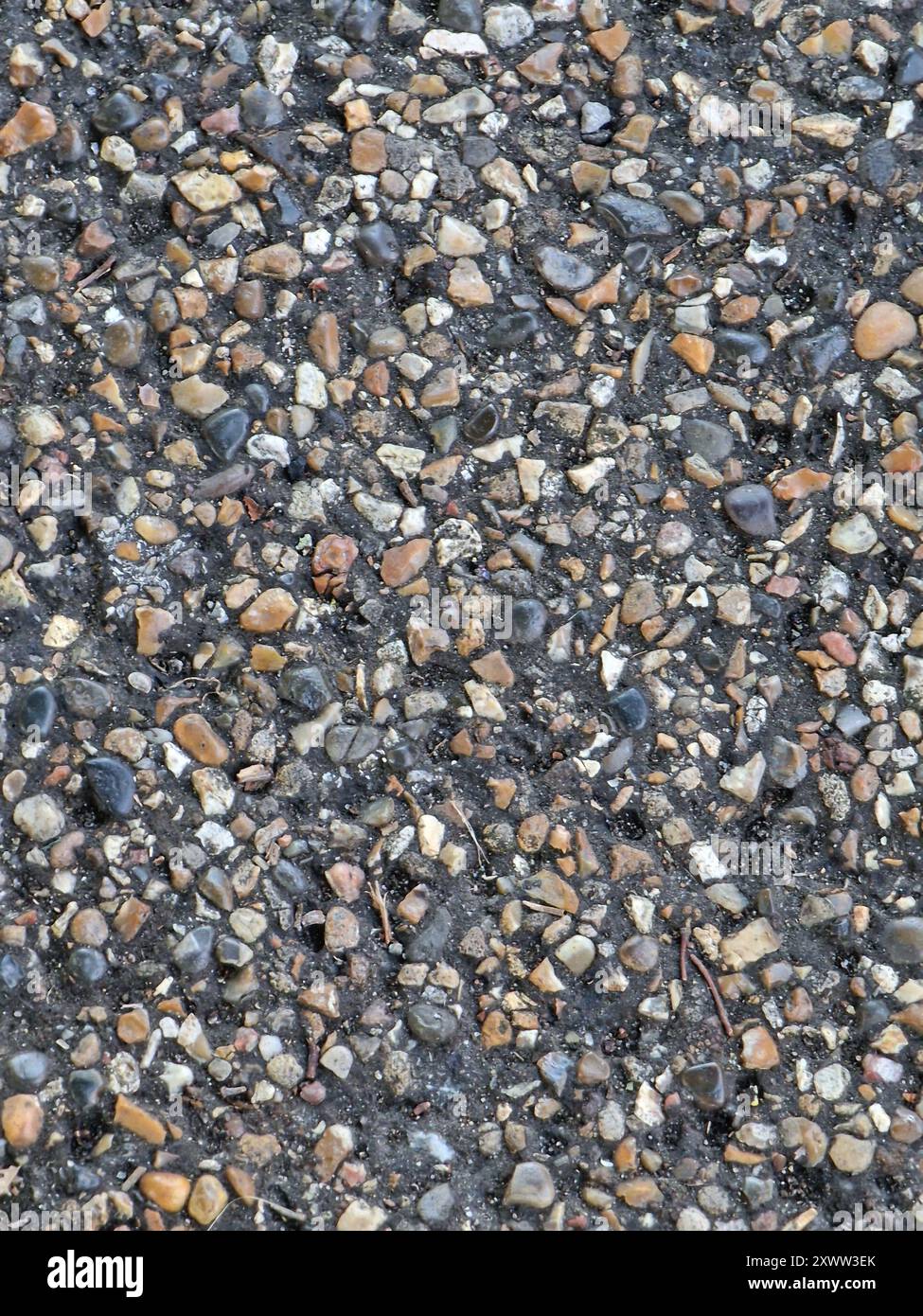 Close-up-Textur von freiliegendem Betonbelag aus Zuschlagstoffen Stockfoto