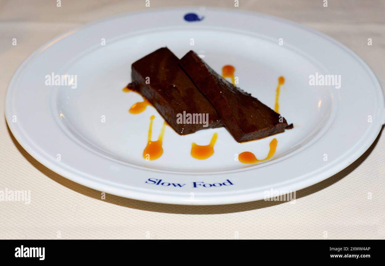 Dessert wird im Restaurant des Slow Food Centers in Bra, Pedmont, Italien serviert. Stockfoto