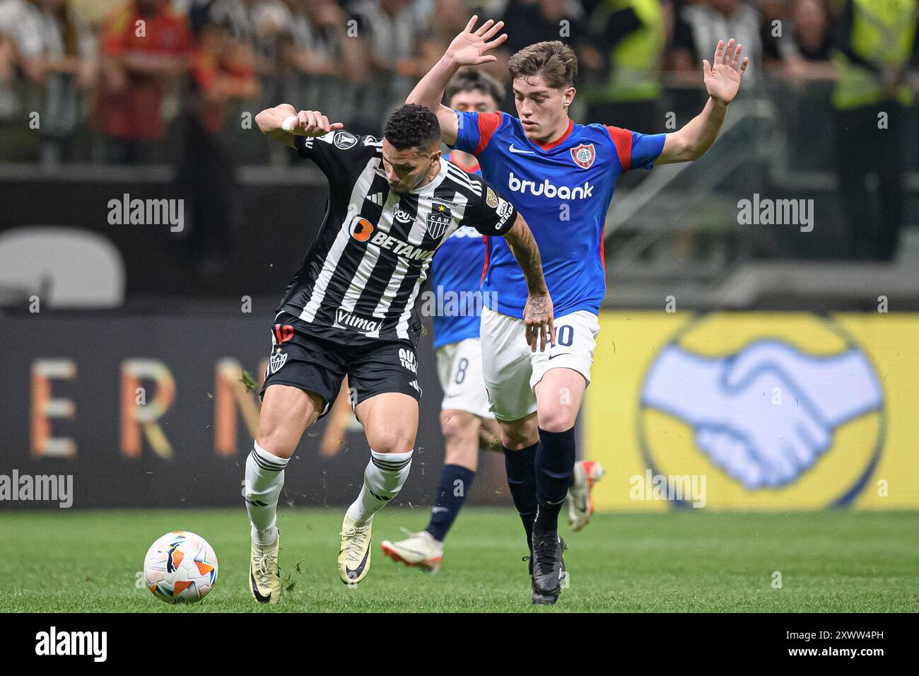 Belo Horizonte, Brasilien. August 2024. Paulinho von Atletico Mineiro kämpft um den Possession Ball mit Santiago Sosa von San Lorenzo, während des Spiels zwischen Atletico Mineiro und dem argentinischen San Lorenzo, um die zweite Runde der Copa CONMEBOL Libertadores 2024 im Arena MRV Stadium in Belo Horizonte, Brasilien am 20. August. Foto: Gledston Tavares/DiaEsportivo/Alamy Live News Credit: DiaEsportivo/Alamy Live News Stockfoto