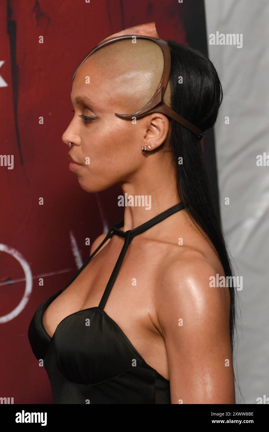 New York, USA. August 2024. FKA Twigs nahm am 20. August 2024 an der Crow-Filmpremiere im Village East von Angelika in New York Teil. (Foto: Efren Landaos/SIPA USA) Credit: SIPA USA/Alamy Live News Stockfoto