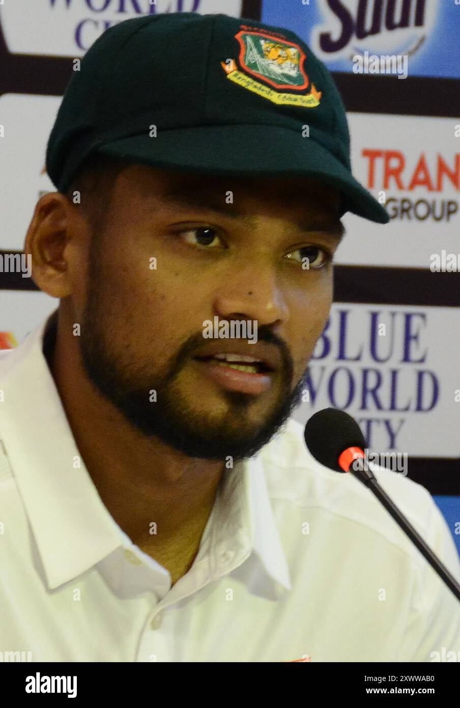 Rawalpindi, Pakistan, Pakistan. August 2024. Bangladeschs Kapitän Najmul Hossain Shanto blickt auf eine Pressekonferenz im Rawalpindi Cricket Stadium in Rawalpindi am 20. August 2024, kurz vor dem ersten Test Cricket Spiel zwischen Pakistan und Bangladesch. Pakistans Kapitän Shan Masood gibt während einer Pressekonferenz im Rawalpindi Cricket Stadium in Rawalpindi am 20. August 2024, am Vorabend des ersten Test-Cricket-Spiels zwischen Pakistan und Bangladesch, Gesten. (Foto: Raja Imran Bahadar/Pacific Press) Credit: Pacific Press Media Production Corp./Alamy Live News Stockfoto