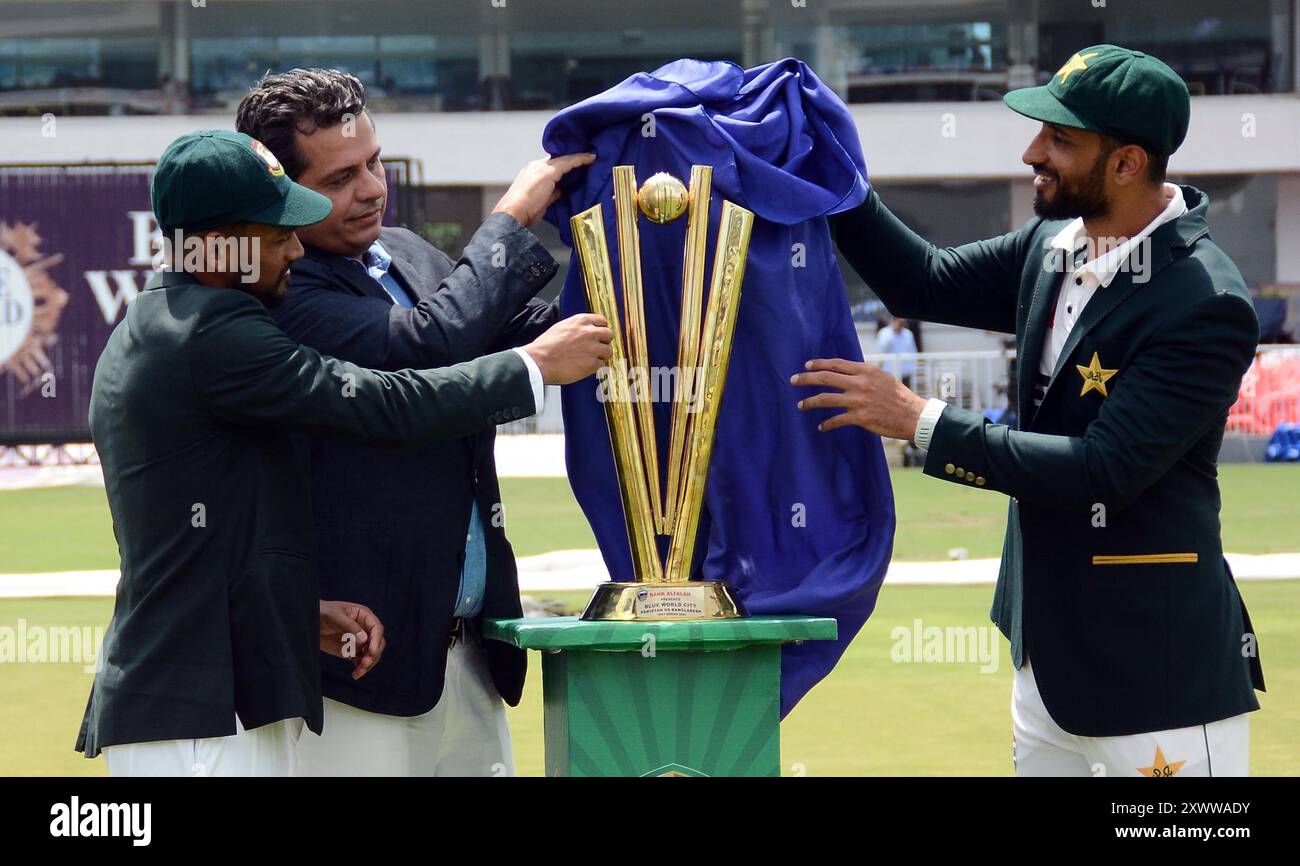 Bangladeschs Kapitän Najmul Hossain Shanto und sein pakistanischer Amtskollege Shan Masood (R) posieren am 20. August 2024 im Rawalpindi Cricket Stadium in Rawalpindi, kurz vor ihrem ersten Test Cricket Match. Bangladeschs Kapitän Najmul Hossain Shanto und sein pakistanischer Amtskollege Shan Masood (R) posieren am 20. August 2024 im Rawalpindi Cricket Stadium in Rawalpindi, kurz vor ihrem ersten Test Cricket Match. (Foto: Raja Imran Bahadar/Pacific Press) Stockfoto